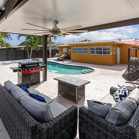 Paradise With Private Pool Sleeps 10 Near The Beach